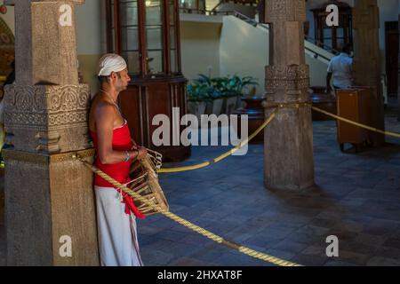 KANDY, SRI LANKA - 31,2021. DEZEMBER: Musiker am Schrein Tempel des Zahns in Kandy, Sri Lanka. Buddhistischer Tempel Sri Dalada Maligawa Stockfoto