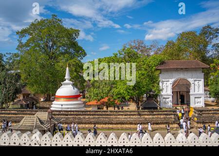 KANDY, SRI LANKA - 31,2021. DEZEMBER: Außenansicht des Zahntempels, Kandy, Sri Lanka. Buddhistischer Tempel Sri Dalada Maligawa Stockfoto