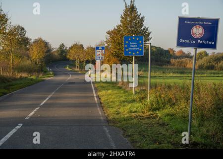 Straße am Grenzübergang zwischen Polen und Deutschland Stockfoto