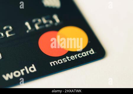 Mastercard-Logo auf schwarzen Karten. 20. Februar 2021, Barnaul, Russland Stockfoto