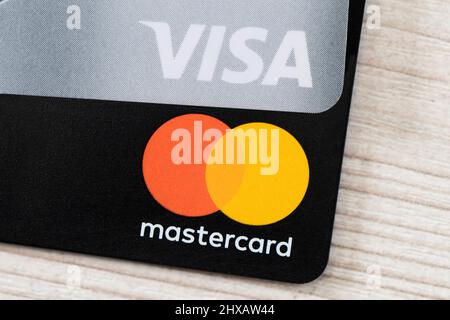 26. März 2021. Nahaufnahme eines Visums und mastercard-Karten auf einem Holztisch Stockfoto