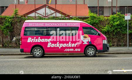 Brisbane, Australien - Brisbane Backpackers Van wartet auf Passagiere Stockfoto