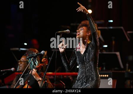 New York, USA. 10. März 2022. Allison Russell spielt auf der Bühne während des sechsten jährlichen Love Rocks NYC Benefizkonzerts für God's Love We Deliver im Beacon Theater in New York, NY, 10. März 2022. (Foto von Anthony Behar/Sipa USA) Quelle: SIPA USA/Alamy Live News Stockfoto