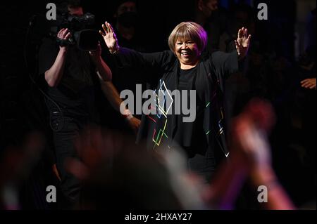 New York, USA. 10. März 2022. Mavis Staples tritt während des sechsten jährlichen Love Rocks NYC Benefizkonzerts für Gottes Liebe, die wir liefern, im Beacon Theater in New York, NY, am 10. März 2022 auf die Bühne. (Foto von Anthony Behar/Sipa USA) Quelle: SIPA USA/Alamy Live News Stockfoto