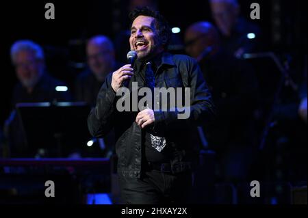 New York, USA. 10. März 2022. Mario Cantone auf der Bühne beim Sixth Annual Love Rocks NYC Benefizkonzert für God's Love We Deliver im Beacon Theatre in New York, NY, 10. März 2022. (Foto von Anthony Behar/Sipa USA) Quelle: SIPA USA/Alamy Live News Stockfoto