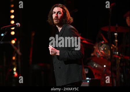 New York, USA. 10. März 2022. Hozier tritt auf der Bühne während des Sixth Annual Love Rocks NYC Benefizkonzerts für God's Love We Deliver im Beacon Theatre in New York, NY, am 10. März 2022. (Foto von Anthony Behar/Sipa USA) Quelle: SIPA USA/Alamy Live News Stockfoto