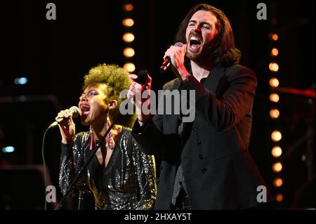 New York, USA. 10. März 2022. Allison Russell (l.) und Hozier spielen auf der Bühne während des Sixth Annual Love Rocks NYC Benefizkonzerts für God's Love We Deliver im Beacon Theatre in New York, NY, 10. März 2022. (Foto von Anthony Behar/Sipa USA) Quelle: SIPA USA/Alamy Live News Stockfoto