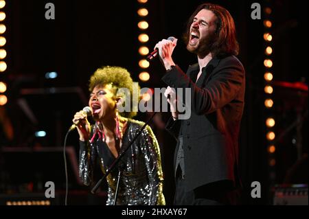 New York, USA. 10. März 2022. Allison Russell (l.) und Hozier spielen auf der Bühne während des Sixth Annual Love Rocks NYC Benefizkonzerts für God's Love We Deliver im Beacon Theatre in New York, NY, 10. März 2022. (Foto von Anthony Behar/Sipa USA) Quelle: SIPA USA/Alamy Live News Stockfoto