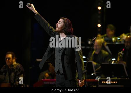 New York, USA. 10. März 2022. Hozier tritt auf der Bühne während des Sixth Annual Love Rocks NYC Benefizkonzerts für God's Love We Deliver im Beacon Theatre in New York, NY, am 10. März 2022. (Foto von Anthony Behar/Sipa USA) Quelle: SIPA USA/Alamy Live News Stockfoto