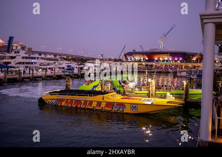 Bayside Miami mit seinen Schnellbooten am Abend - MIAMI, FLORIDA - 14. FEBRUAR 2022 Stockfoto