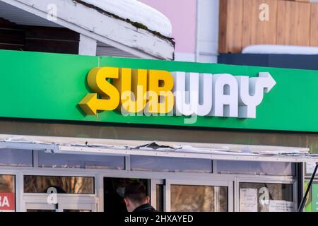 Tjumen, Russland-21. Februar 2022: U-Bahn-Logo Und Schild Oder Schild An Der Fassade. Subway Ist Eine Amerikanische Fast Food Restaurantkette. Stockfoto