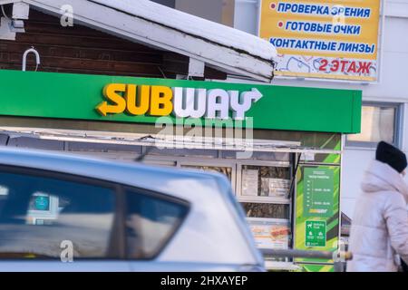 Tjumen, Russland-21. Februar 2022: U-Bahn-Logo Und Schild Oder Schild An Der Fassade. Subway Ist Eine Amerikanische Fast Food Restaurantkette. Stockfoto