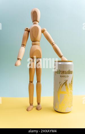 Tjumen, Russland-27. Dezember 2021: Adrenalin Rush Energy Drink, Metallkänze Gold. Selektiver Fokus Stockfoto