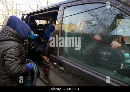 ODESA, UKRAINE - 10. MÄRZ 2022 - Menschen, die vor der russischen Invasion fliehen, werden in einem kostenlosen Evakuierungsbus an die Grenze zur Republik gebracht Stockfoto