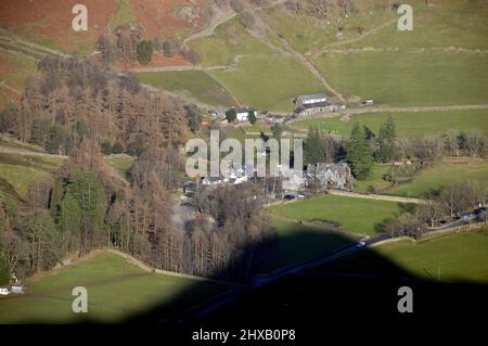 Neues Dungeon Ghyll Hotel unterhalb der „Langdale Pikes“ von „Side Pike“ in Dawn, Great Langdale, Lake District National Park, Cumbria, England, Großbritannien Stockfoto