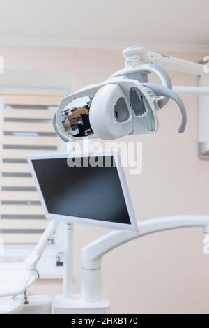 Moderne Zahnklinik, Zahnstuhl und anderes Zubehör von Zahnärzten in medizinischen Licht verwendet. Stockfoto
