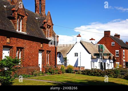 Hübsche traditionelle englische Gebäude im Dorfzentrum, Kings Bromley, Staffordshire, England, Großbritannien, Europa. Stockfoto