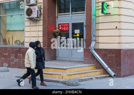 Moskau, Russland. 10. März 2022. Am 10. März 2022 laufen die Menschen an einer Wechselstube in Moskau, Russland, vorbei. Quelle: Bai Xueqi/Xinhua/Alamy Live News Stockfoto