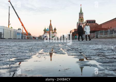 Moskau, Russland. 10. März 2022. Am 10. März 2022 laufen die Menschen auf dem Roten Platz in Moskau, Russland. Quelle: Bai Xueqi/Xinhua/Alamy Live News Stockfoto