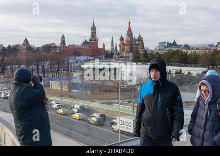 Moskau, Russland. 10. März 2022. Am 10. März 2022 laufen die Menschen auf einer Aussichtsplattform in der Nähe des Roten Platzes in Moskau, Russland. Quelle: Bai Xueqi/Xinhua/Alamy Live News Stockfoto