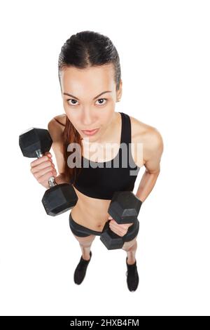 Immer stärker mit jedem Lift. Studioaufnahme einer jungen Frau, die mit Hanteln vor weißem Hintergrund arbeitet. Stockfoto