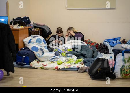 Lviv, Ukraine. 10. März 2022. Die Menschen ruhen in einem Tierheim in Lemberg, Ukraine, 10. März 2022. Quelle: Ren Ke/Xinhua/Alamy Live News Stockfoto