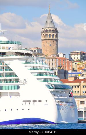 Galata Tower, einer der meistbesuchten Orte im Istanbuler bosporus Stockfoto