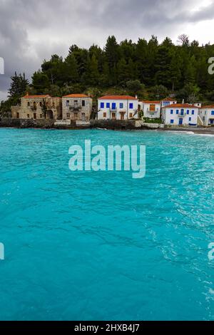 Wolkiges Wetter, schlechtes Wetter, das kleine isolierte Dorf Kyparissi im Winter auf dem Peloponnes, Arcadia, Griechenland Stockfoto