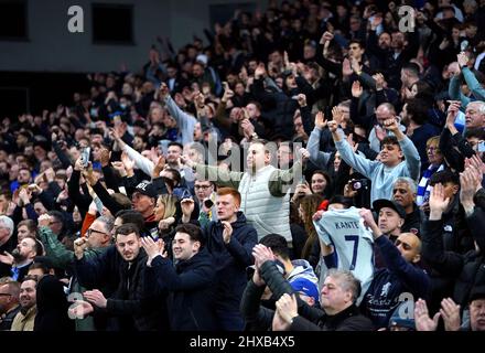 Aktenfoto vom 10-03-2022 von Chelsea während des Spiels der Premier League in der Carrow Road, Norwich. Chelsea-Fans wurden von einem Regierungsminister gebeten, nicht zur Unterstützung ihres Besitzers Roman Abramowitsch zu chanten. Anhänger des West-London-Clubs sangen Abramovichs Namen während des Sieges der Premier League in Norwich am Donnerstagabend, Stunden nachdem die Regierung ihm wegen seiner Verbindungen zum russischen Präsidenten Wladimir Putin Sanktionen auferlegt hatte. Bilddatum: Donnerstag, 10. März 2022. Ausgabedatum: Freitag, 11. März 2022. Stockfoto