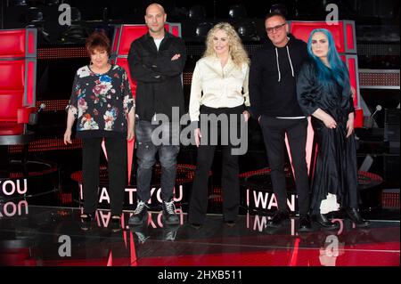 25. november 2021 Mailand. Fotocall in den RAI-Fernsehstudios der Sendung „The Voice Senior“. Von links: Die Sängerinnen Orietta Berti, Stockfoto