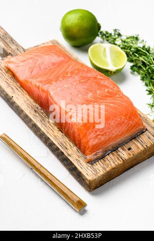 Set aus frischem, rohem Lachsfilet mit Kräutern auf weißem Steintisch Stockfoto