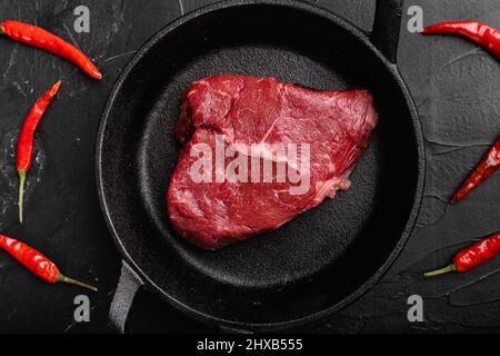 Rohe Cap Rump Steak-Set, auf schwarzem dunklen Stein-Tischhintergrund, Draufsicht flach liegend Stockfoto