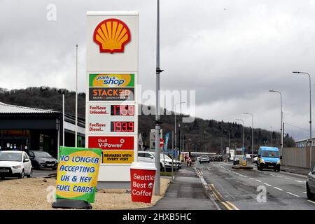 Sind dies die höchsten Kraftstoffpreise in Großbritannien, die Park & Shop Tankstelle an der Hadfield Road in Cardiff, wo die Dieselpreise als £193,9 pe angezeigt werden Stockfoto