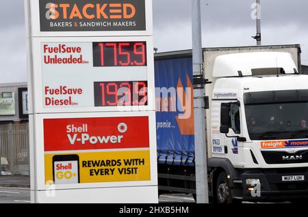 Sind dies die höchsten Kraftstoffpreise in Großbritannien, die Park & Shop Tankstelle an der Hadfield Road in Cardiff, wo die Dieselpreise als £193,9 pe angezeigt werden Stockfoto