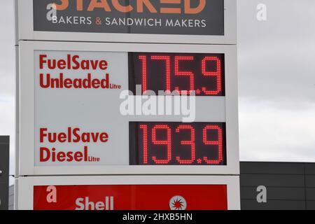 Sind dies die höchsten Kraftstoffpreise in Großbritannien, die Park & Shop Tankstelle an der Hadfield Road in Cardiff, wo die Dieselpreise als £193,9 pe angezeigt werden Stockfoto