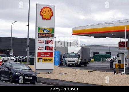 Sind dies die höchsten Kraftstoffpreise in Großbritannien, die Park & Shop Tankstelle an der Hadfield Road in Cardiff, wo die Dieselpreise als £193,9 pe angezeigt werden Stockfoto