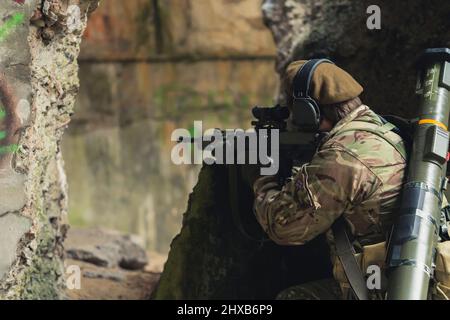 Robuster, fester Griff mit einem automatischen Gewehr als Rookie-Soldatin. Hochwertige Fotos Stockfoto