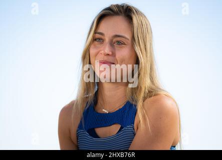 Paula Badosa aus Spanien spricht am 9. März 2022 im Indian Wells Tennis Garden in Indian Wells, USA, mit den Medien beim WTA 1000 Tennisturnier 2022 im Rahmen der BNP Paribas Open - Foto: Rob Prange/DPPI/LiveMedia Stockfoto