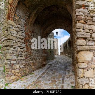 Castellar de la Corso, Spanien - 9. März 2022: Burgtor und Mauern im historischen Stadtzentrum von Castello de Castellar Stockfoto