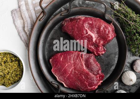 Rohe Cap Rumpsteak-Set, auf weißem Steintisch-Hintergrund, Draufsicht flach liegend Stockfoto