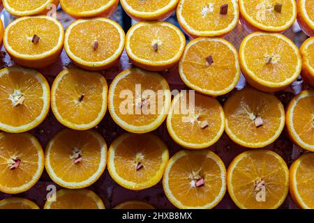 Massierte saftige Orangen, die am Marktstand ausgestellt wurden Stockfoto