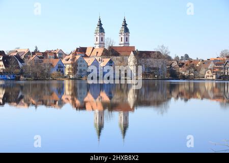 Blick auf die Stadt Bad Waldsee. Die Türme der Stiftskirche spiegeln sich im Stadtersee wider Stockfoto