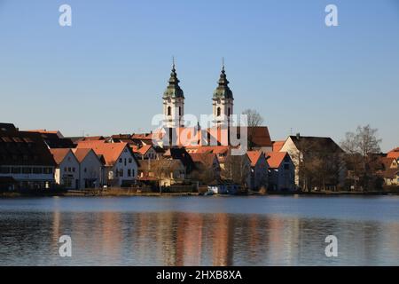 Blick auf die Stadt Bad Waldsee. Die Türme der Stiftskirche spiegeln sich im Stadtersee wider Stockfoto