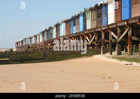 Strandhütten, Frinton on Sea. Essex Stockfoto