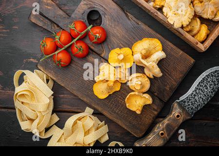 Pasta Pfifferlinge Pilze Zutaten Set, auf alten dunklen Holztisch Hintergrund, Draufsicht flach legen Stockfoto