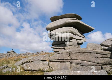 Die hoch aufragenden Granitfelsen stapeln den Cheesewring, der von Gletscheraktionen auf Stowes Hill auf Bodmin Moor in Cornwall hinterlassen wurde. Stockfoto