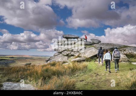 Eine Gruppe von Wanderern auf dem Gipfel des Stowes Hill am Bodmin Moor in Cornwall. Stockfoto