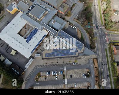 Luftaufnahme mit Blick auf ein modernes Gebäude und eine Straße Stockfoto