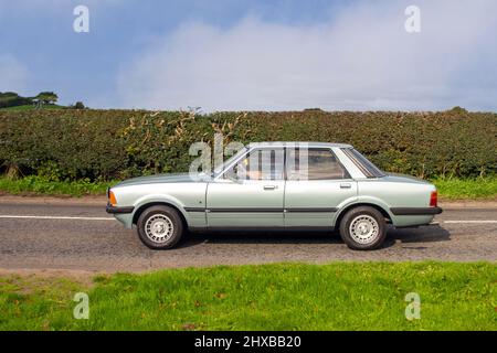 Ford Cortina 4dr Limousine mit 1982 80s Achtzigern und 1993cc Benzinlimousine; auf dem Weg zur Capesthorne Hall Classic August Car Show, Ceshire, UK Stockfoto