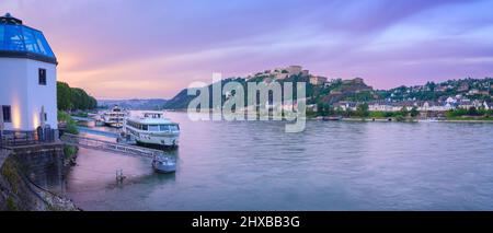 Panoramablick auf Koblenz und Festung Ehrenbreitstein bei Dämmerung, Deutschland Stockfoto
